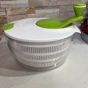 Mainstay White and Green Salad Spinner